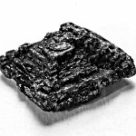 Cristal de sel noir Fe3S4.  גביש פירמידלי מדורג